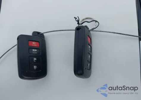 2017 Toyota Corolla Se z USA, uszkodzony, nr VIN 5YFBURHE1HP674936